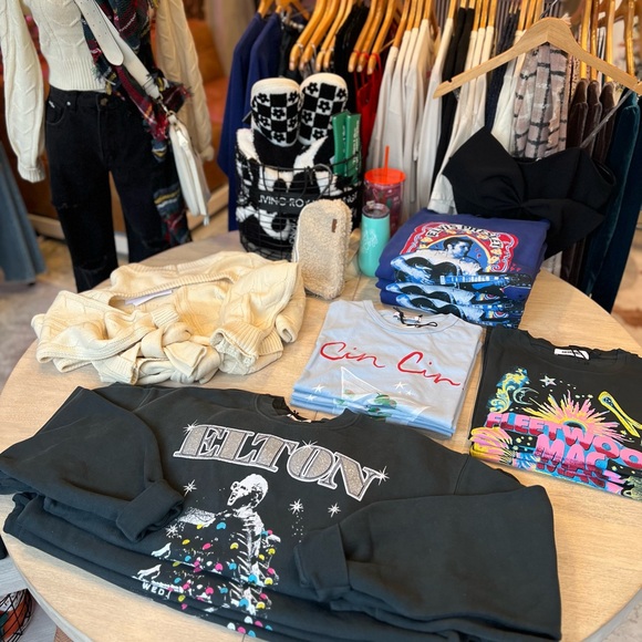 Daydreamer Fleetwood Mac Celestial Bouquet Boyfriend Tee - Picture 11 of 13